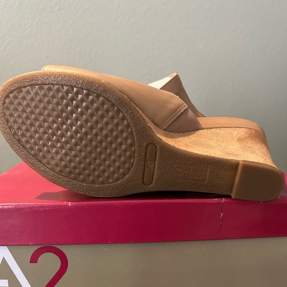 NWT-A2 By Designer Aerosoles Tan Summer Mules Sandles - Picture 4 of 7